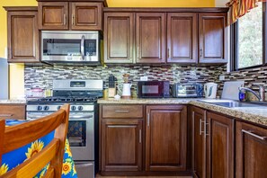 Comfort Bungalow, 2 Bedrooms, Balcony, Mountain View | Private kitchen | Fridge, microwave, cookware/dishes/utensils