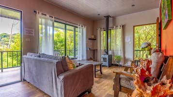 Family Chalet, 2 Bedrooms, Balcony, Mountain View | Ruang tamu | Pendiangan