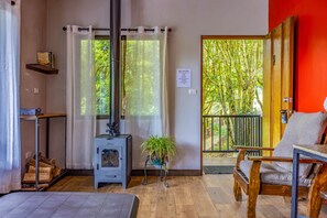 Chalet familiar, 2 habitaciones, balcón, vistas a la montaña | Zona de estar | Una chimenea