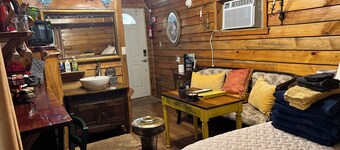 Cozy 200 ft tiny house with WiFi, AC, located in nature and close to so much.