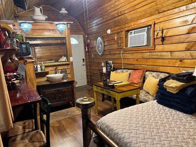 Cozy 200 ft tiny house with WiFi, AC, located in nature and close to so much.