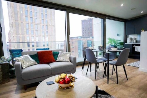Luxs 1 bed apt with XL balcony