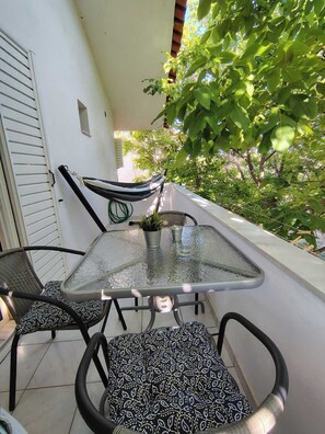 Outdoor dining - Grandma’s Pine Apartments – Cozy Double Bed (Paralia Politikon)