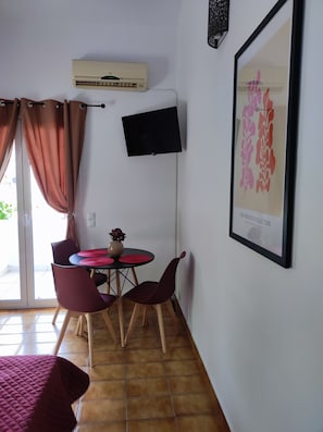 Dining - Grandma’s Pine Apartments – Cozy Double Bed (Paralia Politikon)