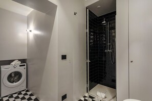 Dusche, Haartrockner, Bidet, Handtücher