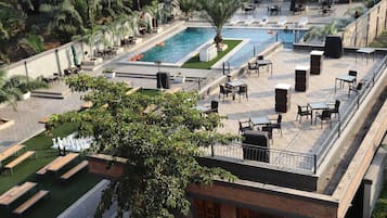 Hồ bơi ngoài trời