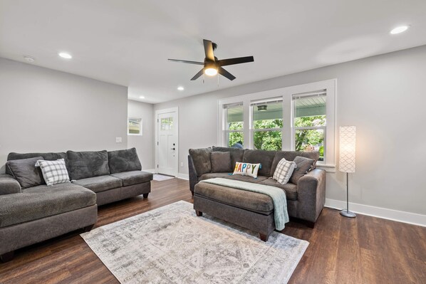 Living area - Cozy 3-bedroom house with WiFi, AC in enjoyable Columbus (Columbus)