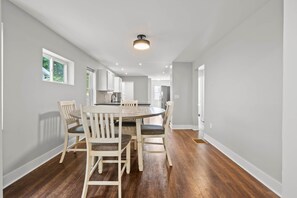 Dining - Cozy 3-bedroom house with WiFi, AC in enjoyable Columbus (Columbus)