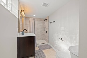 シャワー、タオル、石鹸、トイレットペーパー