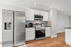 Private kitchen - Cozy 3-bedroom house with WiFi, AC in enjoyable Columbus (Columbus)