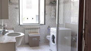 Een douche, een haardroger, een bidet, handdoeken