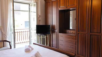 2 bedrooms, desk, iron/ironing board, WiFi