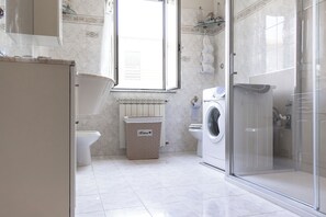 Dusche, Haartrockner, Bidet, Handtücher
