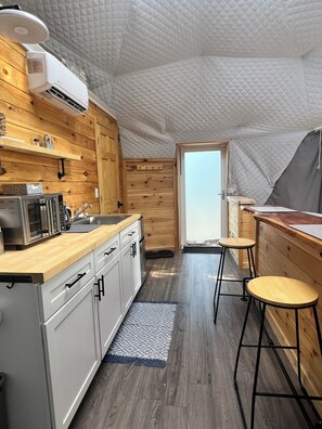 Kühlschrank, Ofen, Wasserkocher mit Kaffee-/Teezubehör, Wasserkocher