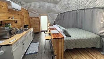 1 bedroom, travel cot, bed sheets