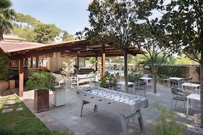 2 bars/lounges