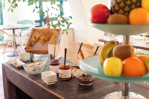 朝食 (ビュッフェ)、毎日提供 (有料)