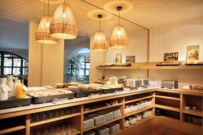 Daily buffet breakfast for a fee - Hotel Sa Punta (Begur)