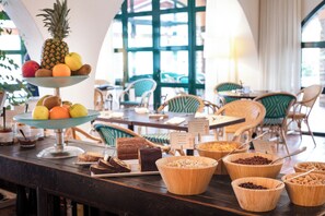 Daily buffet breakfast for a fee