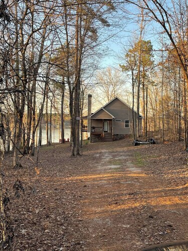 Cozy 3-bedroom Lake house with fiber Wifi, Boathouse & Dock on Lake Sinclair