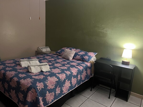 1 Schlafzimmer, Schreibtisch, WLAN, Bettwäsche