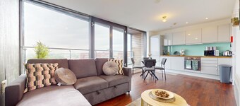 Basildon - 2 Bed Flat - Sleeps 5 - Near Station