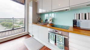 Apartment | Private kitchen | Fridge, microwave, oven, stovetop - Basildon - 2 Bed Flat - Sleeps 5 - Near Station (Basildon)