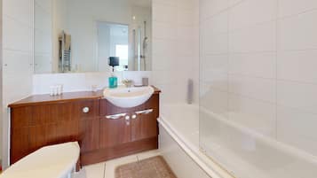 Apartment | Bathroom | Combined shower/tub, deep soaking tub, hair dryer, towels