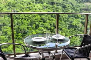 Outdoor dining - Cozy Flat with Kitchen, Forest View (Rio de Janeiro)