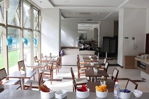 Dining - Cozy Flat with Kitchen, Forest View (Rio de Janeiro)