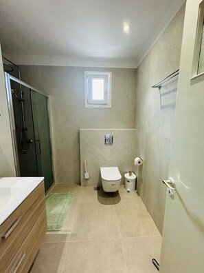 Shower, towels, soap, toilet paper - Tolon House - Apartment 3 (Tolo)