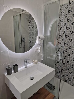 Suihku, hiustenkuivaaja, pyyhkeet, saippua