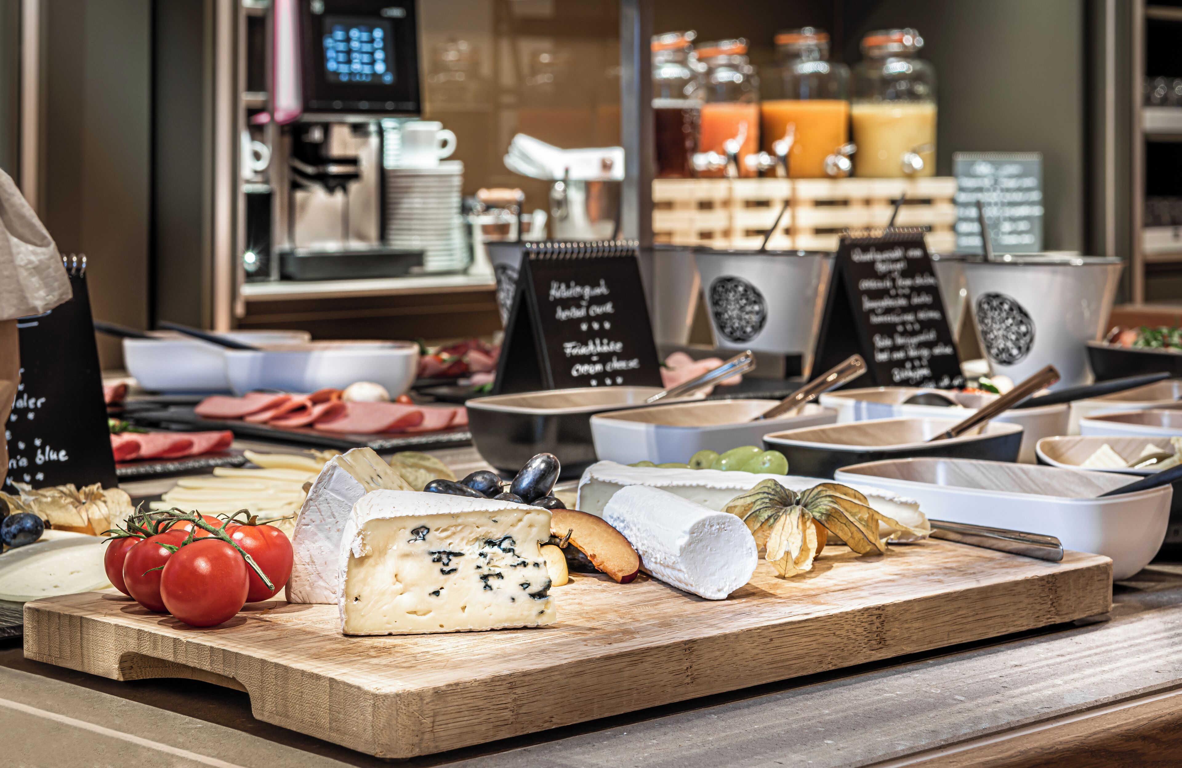 بوفيه فطور يوميًا بتكلفة قدرها (29.50 EUR للشخص)