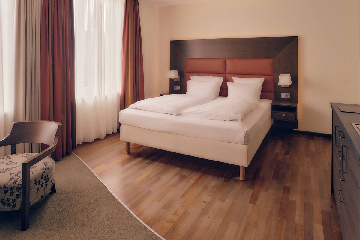 Hypo-allergenic bedding, minibar, in-room safe, desk