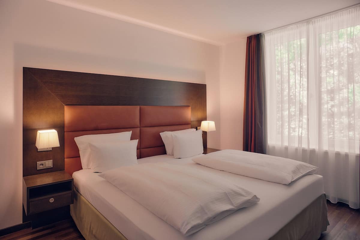 Hypo-allergenic bedding, minibar, in-room safe, desk