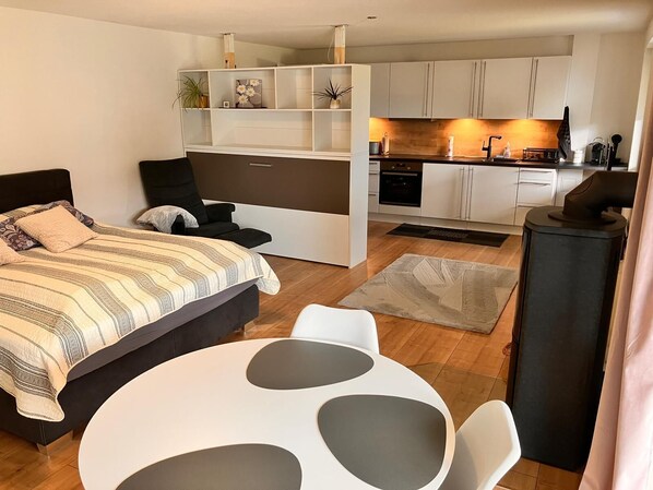 1 habitación, tabla de planchar con plancha y cuna de viaje