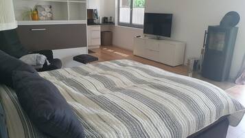 1 bedroom, iron/ironing board, travel cot, free WiFi