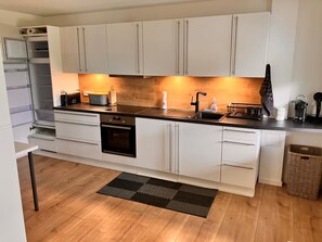 Refrigerador, horno, parrilla de estufa y cafetera y tetera