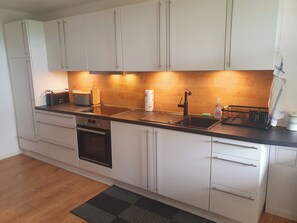 Fridge, oven, stovetop, coffee/tea maker