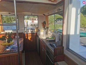 Refrigerador, horno, parrilla de estufa y tetera eléctrica