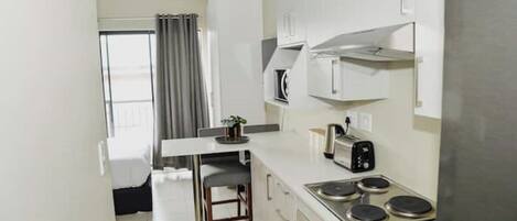 Kylskåp, mikrovågsugn, ugn och spishäll