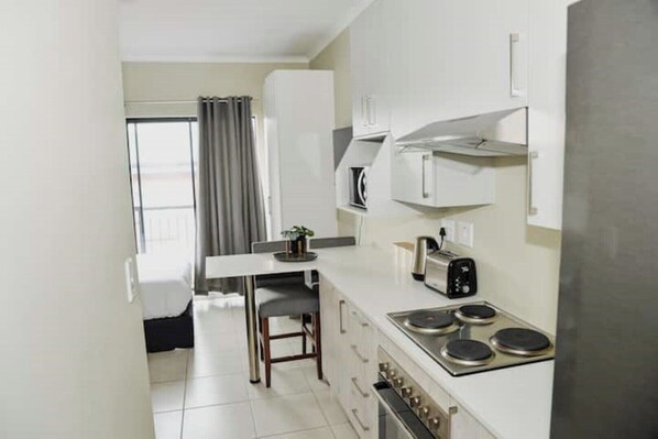 Kylskåp, mikrovågsugn, ugn och spishäll