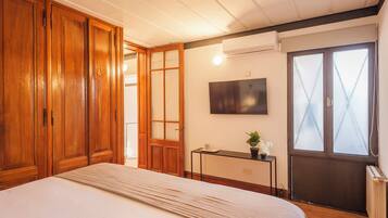 3 habitaciones, escritorio y tabla de planchar con plancha