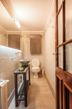 Doccia, asciugacapelli, bidet, asciugamani