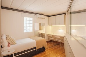 3 camere, una scrivania, ferro/asse da stiro, culla da viaggio