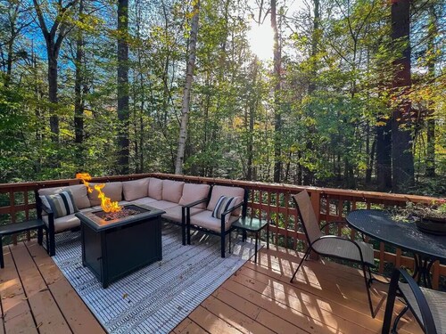 Close to all Conway has to offer! 5 queen beds, personal sauna and hot tub! 