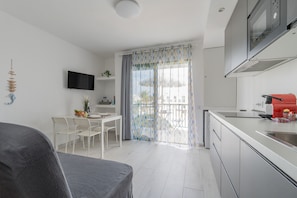 Frigorífico, microondas, cafetera o tetera y tostadora