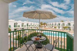 Outdoor dining - El Encanto de Corralejo (Corralejo)