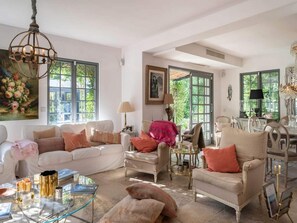 Dining - Find the Peace you Need (Supetar)