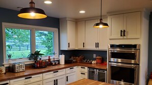 Coffee/tea maker, fridge, microwave, stovetop - Charming 4-bedroomHorse Ranch farmhouse in enjoyable Lebanon with AC, Wifi  (Lebanon)